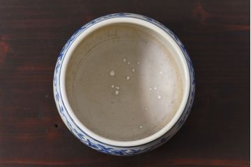 アンティーク雑貨　明治大正期　ふっくらとしたフォルムの染付唐子火入れ(ペン立て、小物入れ)