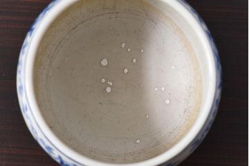 アンティーク雑貨　明治大正期　ふっくらとしたフォルムの染付唐子火入れ(ペン立て、小物入れ)