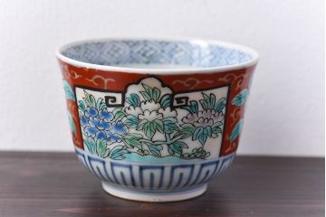 アンティーク雑貨　古民具・骨董　江戸期　華やかな古伊万里色絵染付　蕎麦猪口(湯呑、向付)(3)