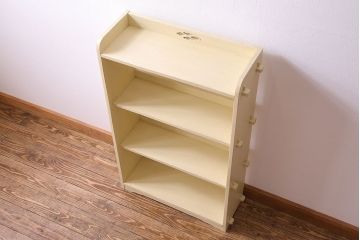 アンティーク家具　柔らかなクリーム色のアンティークペイントが素敵な本棚(飾り棚、ディスプレイラック)