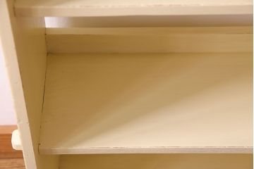 アンティーク家具　柔らかなクリーム色のアンティークペイントが素敵な本棚(飾り棚、ディスプレイラック)