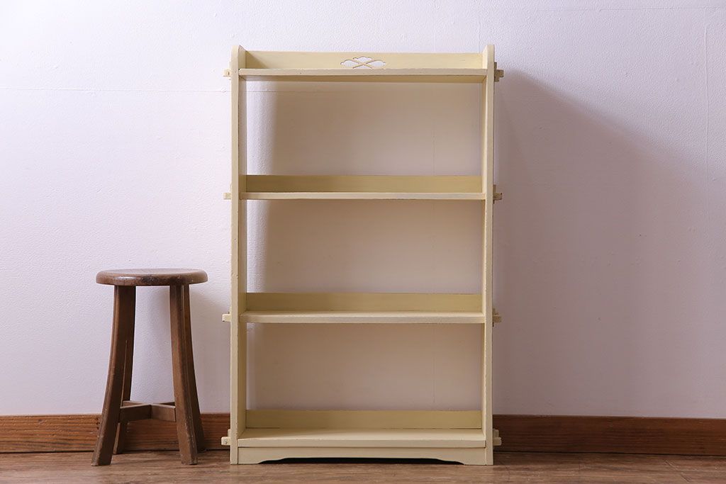 アンティーク家具　柔らかなクリーム色のアンティークペイントが素敵な本棚(飾り棚、ディスプレイラック)