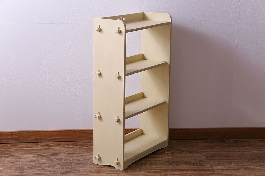 アンティーク家具　柔らかなクリーム色のアンティークペイントが素敵な本棚(飾り棚、ディスプレイラック)