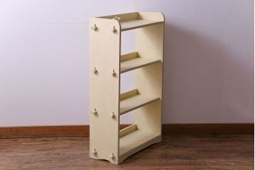 アンティーク家具　柔らかなクリーム色のアンティークペイントが素敵な本棚(飾り棚、ディスプレイラック)