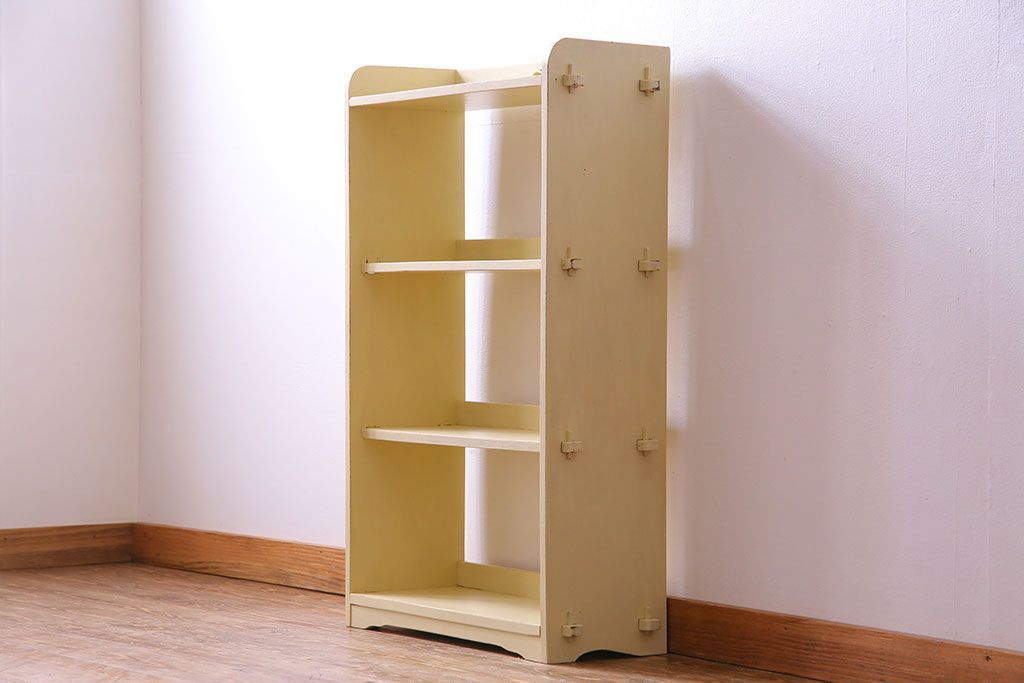 アンティーク家具　柔らかなクリーム色のアンティークペイントが素敵な本棚(飾り棚、ディスプレイラック)