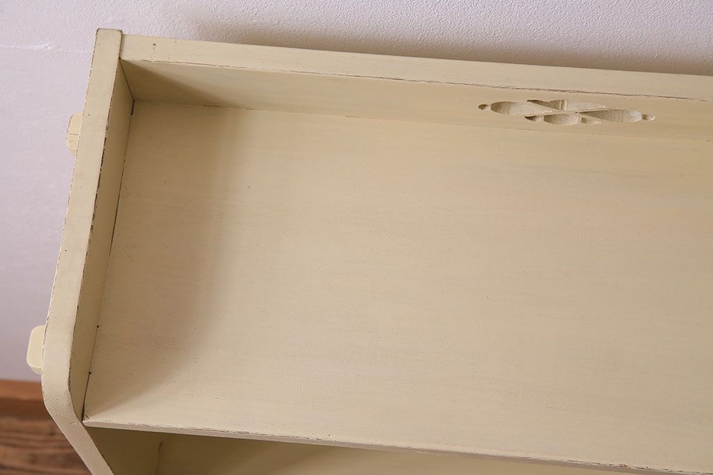 アンティーク家具　柔らかなクリーム色のアンティークペイントが素敵な本棚(飾り棚、ディスプレイラック)