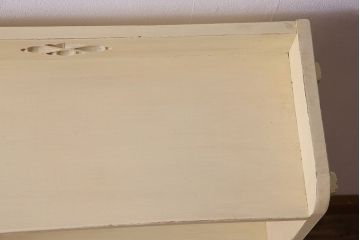 アンティーク家具　柔らかなクリーム色のアンティークペイントが素敵な本棚(飾り棚、ディスプレイラック)