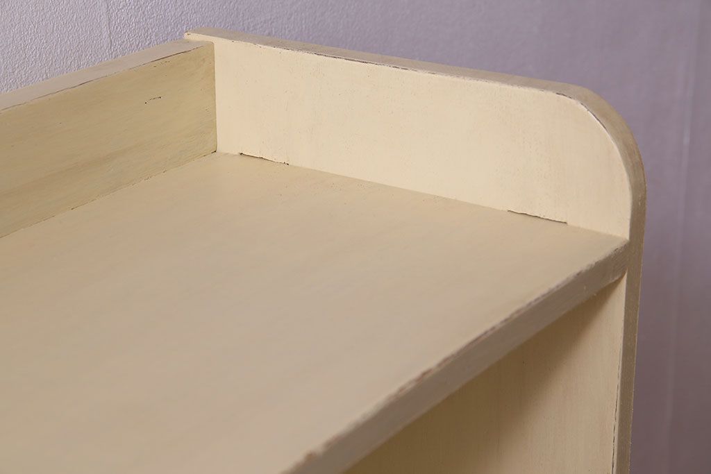 アンティーク家具　柔らかなクリーム色のアンティークペイントが素敵な本棚(飾り棚、ディスプレイラック)