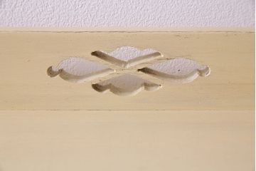 アンティーク家具　柔らかなクリーム色のアンティークペイントが素敵な本棚(飾り棚、ディスプレイラック)