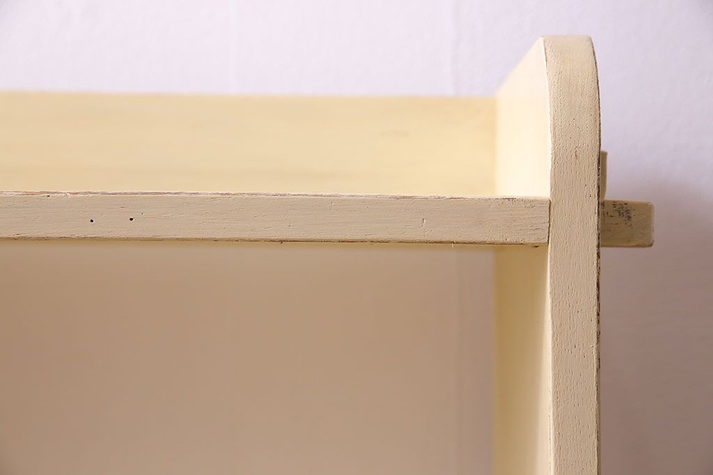 アンティーク家具　柔らかなクリーム色のアンティークペイントが素敵な本棚(飾り棚、ディスプレイラック)