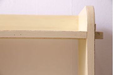 アンティーク家具　柔らかなクリーム色のアンティークペイントが素敵な本棚(飾り棚、ディスプレイラック)