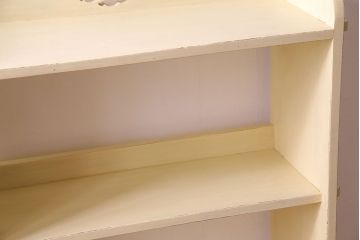 アンティーク家具　柔らかなクリーム色のアンティークペイントが素敵な本棚(飾り棚、ディスプレイラック)