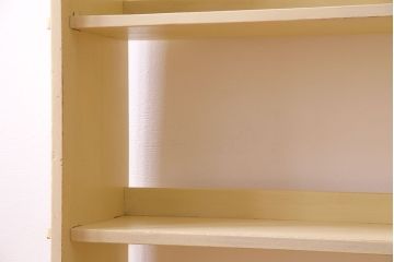 アンティーク家具　柔らかなクリーム色のアンティークペイントが素敵な本棚(飾り棚、ディスプレイラック)