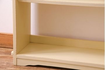 アンティーク家具　柔らかなクリーム色のアンティークペイントが素敵な本棚(飾り棚、ディスプレイラック)