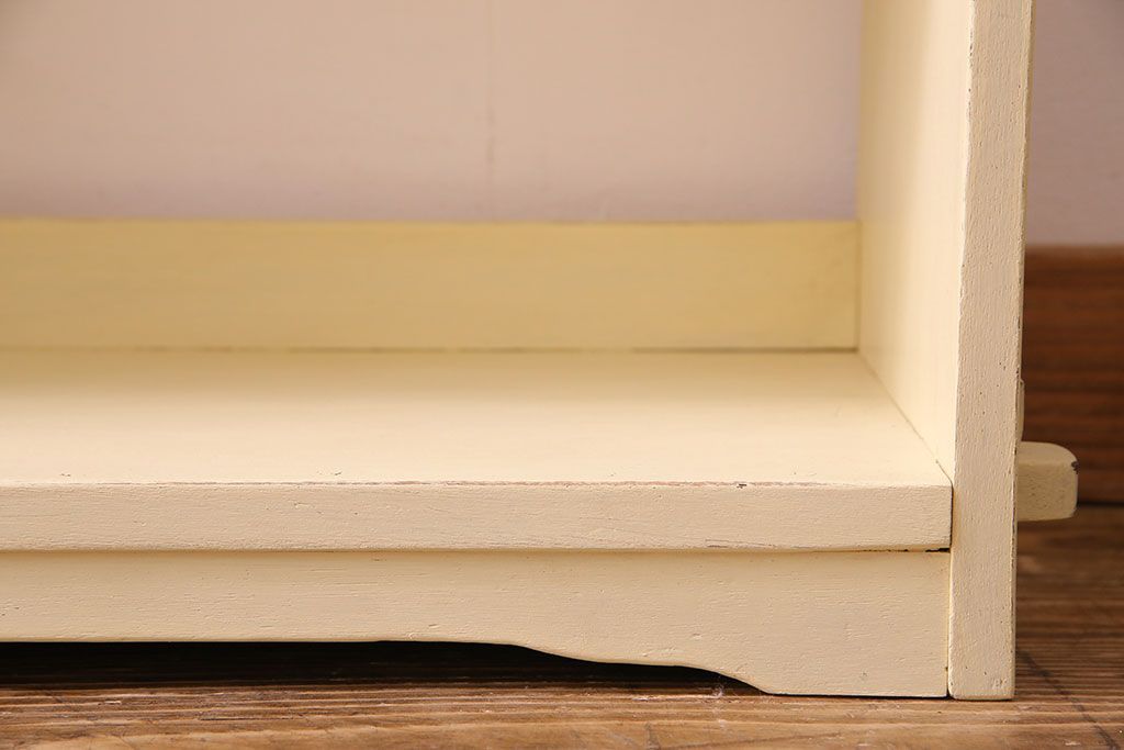 アンティーク家具　柔らかなクリーム色のアンティークペイントが素敵な本棚(飾り棚、ディスプレイラック)