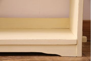 アンティーク家具　柔らかなクリーム色のアンティークペイントが素敵な本棚(飾り棚、ディスプレイラック)
