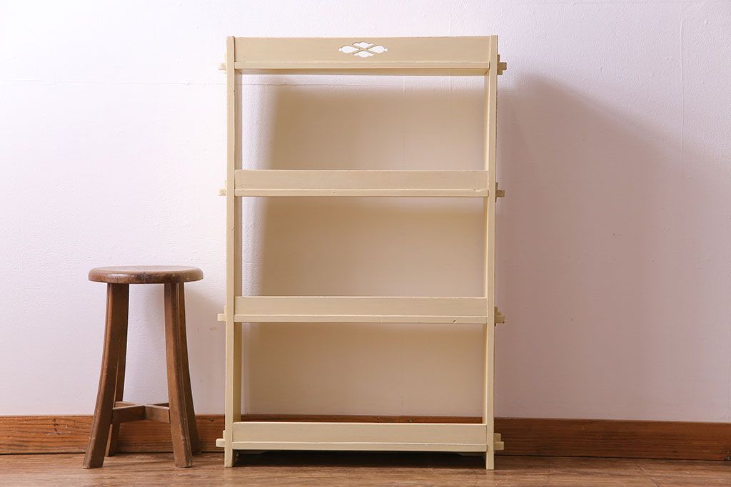 アンティーク家具　柔らかなクリーム色のアンティークペイントが素敵な本棚(飾り棚、ディスプレイラック)