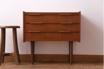 【K様ご決済用】北欧ビンテージ　チーク材　四つ脚がかわいらしい小振りのサイドチェスト(引き出し)