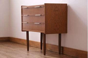 【K様ご決済用】北欧ビンテージ　チーク材　四つ脚がかわいらしい小振りのサイドチェスト(引き出し)