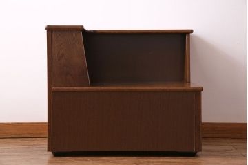 中古　カリモク　シンプルなデザインの収納付きコーナーテーブル(サイドテーブル)