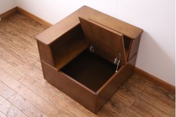 中古　カリモク　シンプルなデザインの収納付きコーナーテーブル(サイドテーブル)