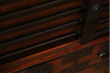 アンティーク家具　骨董・古民具　前面ケヤキ材　堂々とした佇まいの松本帳場箪笥(時代箪笥)