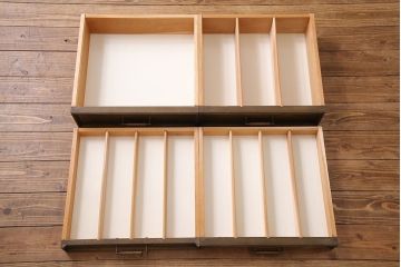 ビンテージ　永田良介商店　気品あふれる佇まいの格子型3枚扉食器棚(カップボード、飾り棚、収納棚)(定価約126万円)