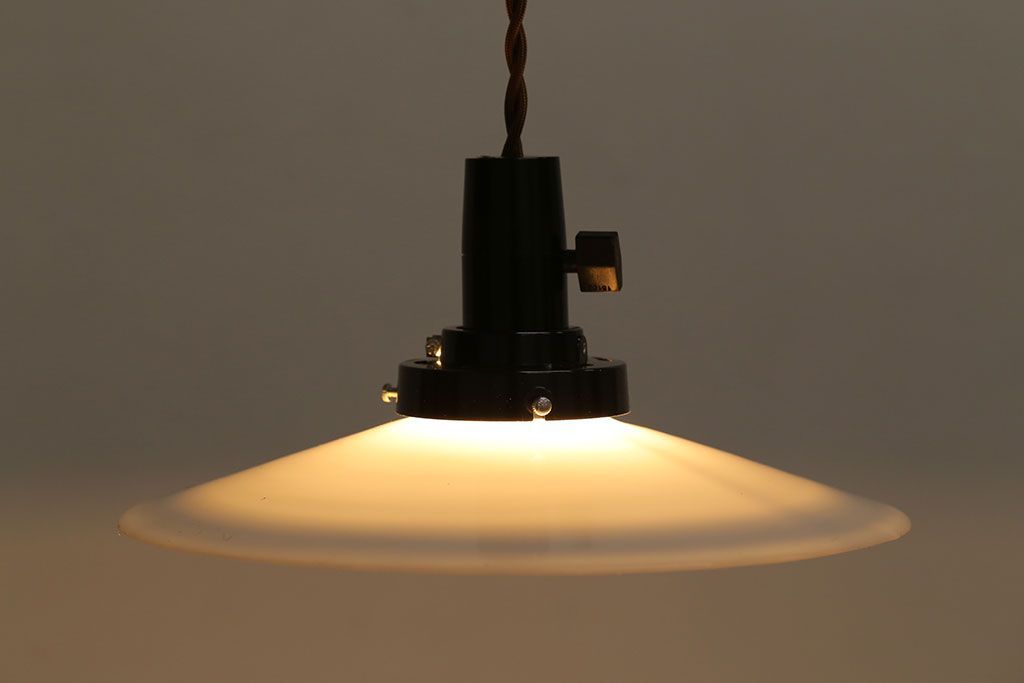 昭和レトロ　素朴な雰囲気が魅力の昔懐かしい平笠シェードのペンダントライト(天井照明、吊り下げ照明)(1)