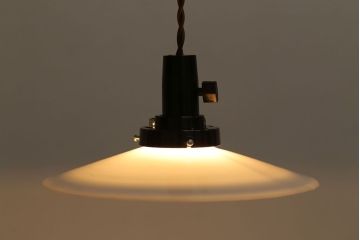 昭和レトロ　素朴な雰囲気が魅力の昔懐かしい平笠シェードのペンダントライト(天井照明、吊り下げ照明)(1)