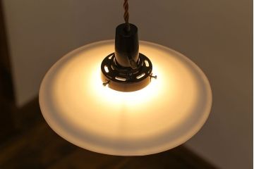 昭和レトロ　素朴な雰囲気が魅力の昔懐かしい平笠シェードのペンダントライト(天井照明、吊り下げ照明)(1)