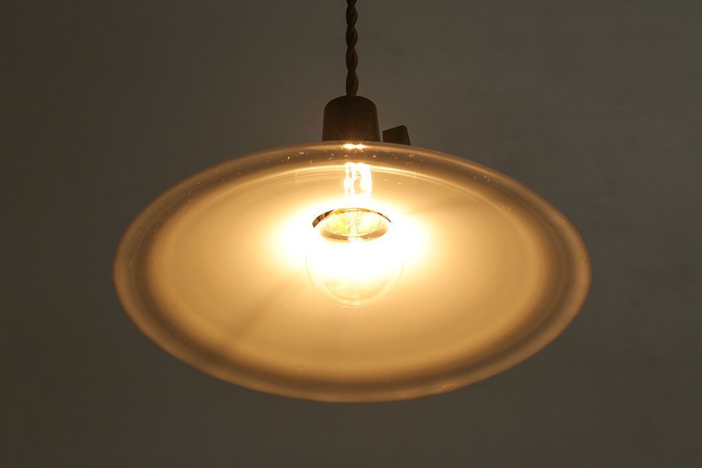 昭和レトロ　素朴な雰囲気が魅力の昔懐かしい平笠シェードのペンダントライト(天井照明、吊り下げ照明)(1)