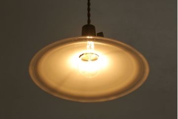 昭和レトロ　素朴な雰囲気が魅力の昔懐かしい平笠シェードのペンダントライト(天井照明、吊り下げ照明)(1)
