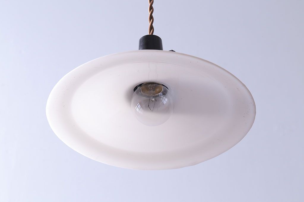 昭和レトロ　素朴な雰囲気が魅力の昔懐かしい平笠シェードのペンダントライト(天井照明、吊り下げ照明)(1)