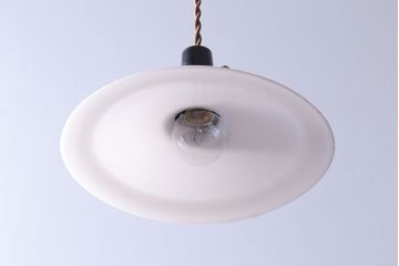 昭和レトロ　素朴な雰囲気が魅力の昔懐かしい平笠シェードのペンダントライト(天井照明、吊り下げ照明)(1)