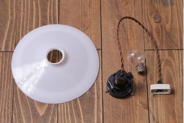 昭和レトロ　素朴な雰囲気が魅力の昔懐かしい平笠シェードのペンダントライト(天井照明、吊り下げ照明)(1)