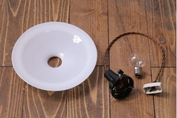 昭和レトロ　素朴な雰囲気が魅力の昔懐かしい平笠シェードのペンダントライト(天井照明、吊り下げ照明)(1)