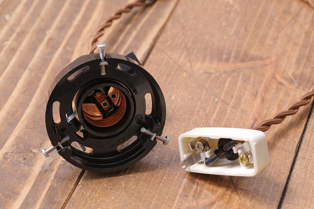 昭和レトロ　素朴な雰囲気が魅力の昔懐かしい平笠シェードのペンダントライト(天井照明、吊り下げ照明)(1)