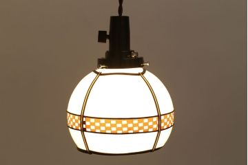 和製アンティーク　ベークライト製　市松模様の飾りがレトロな趣きのペンダントライト(天井照明、吊り下げ照明)