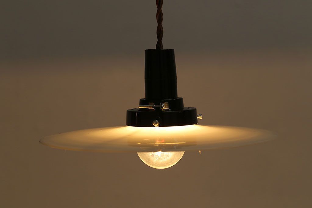 昭和レトロ　素朴な雰囲気が魅力の昔懐かしい平笠シェードのペンダントライト(天井照明、吊り下げ照明)(2)