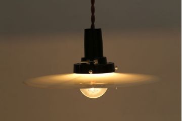 昭和レトロ　素朴な雰囲気が魅力の昔懐かしい平笠シェードのペンダントライト(天井照明、吊り下げ照明)(2)