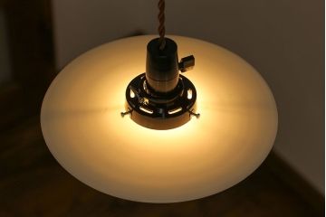 昭和レトロ　素朴な雰囲気が魅力の昔懐かしい平笠シェードのペンダントライト(天井照明、吊り下げ照明)(2)