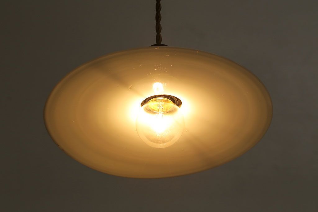 昭和レトロ　素朴な雰囲気が魅力の昔懐かしい平笠シェードのペンダントライト(天井照明、吊り下げ照明)(2)