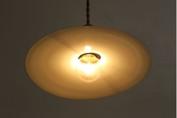 昭和レトロ　素朴な雰囲気が魅力の昔懐かしい平笠シェードのペンダントライト(天井照明、吊り下げ照明)(2)