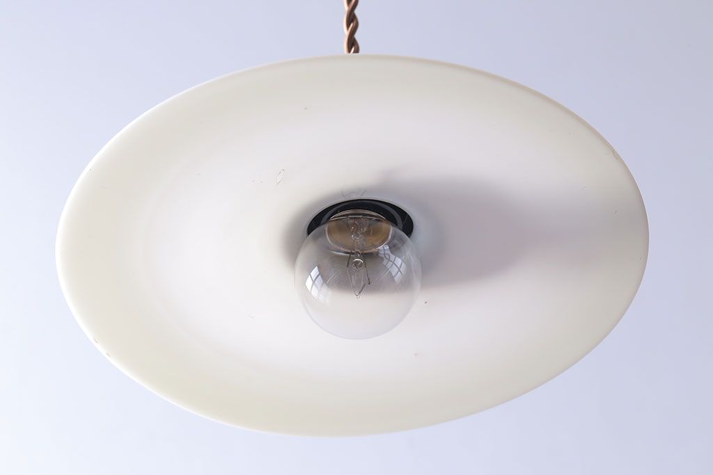 昭和レトロ　素朴な雰囲気が魅力の昔懐かしい平笠シェードのペンダントライト(天井照明、吊り下げ照明)(2)