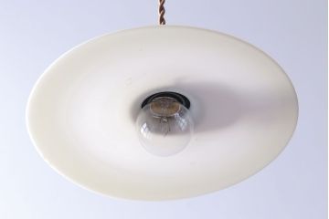 昭和レトロ　素朴な雰囲気が魅力の昔懐かしい平笠シェードのペンダントライト(天井照明、吊り下げ照明)(2)