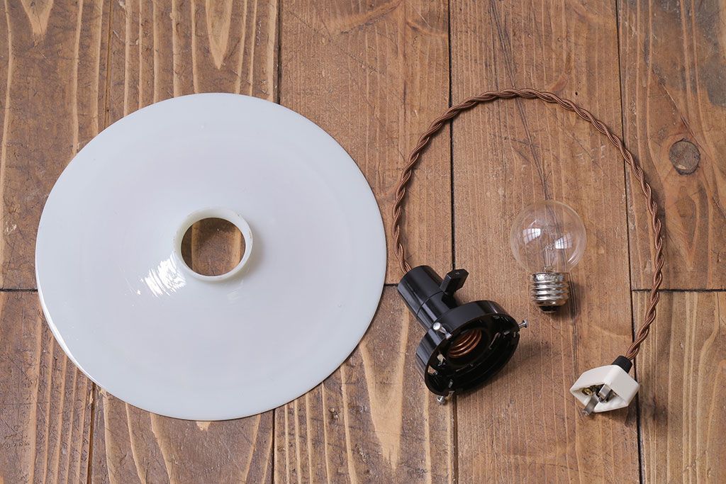 昭和レトロ　素朴な雰囲気が魅力の昔懐かしい平笠シェードのペンダントライト(天井照明、吊り下げ照明)(2)