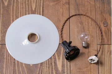 昭和レトロ　素朴な雰囲気が魅力の昔懐かしい平笠シェードのペンダントライト(天井照明、吊り下げ照明)(2)