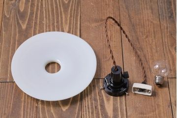 昭和レトロ　素朴な雰囲気が魅力の昔懐かしい平笠シェードのペンダントライト(天井照明、吊り下げ照明)(2)