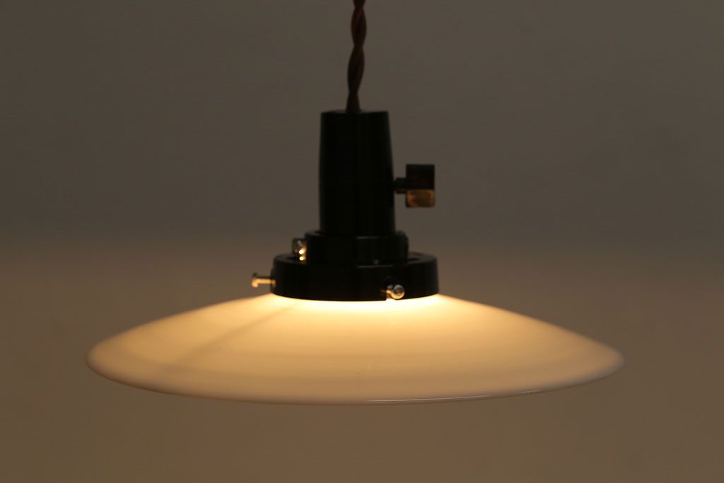 昭和レトロ　素朴な雰囲気が魅力の昔懐かしい平笠シェードのペンダントライト(天井照明、吊り下げ照明)(3)