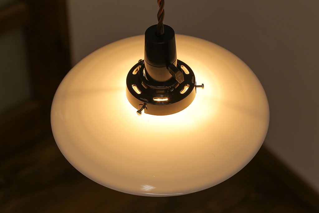 昭和レトロ　素朴な雰囲気が魅力の昔懐かしい平笠シェードのペンダントライト(天井照明、吊り下げ照明)(3)